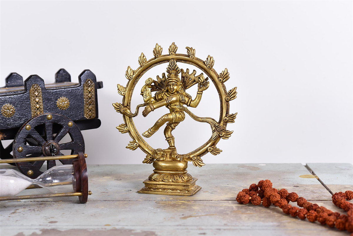 How the brass statue improve the ambiance?