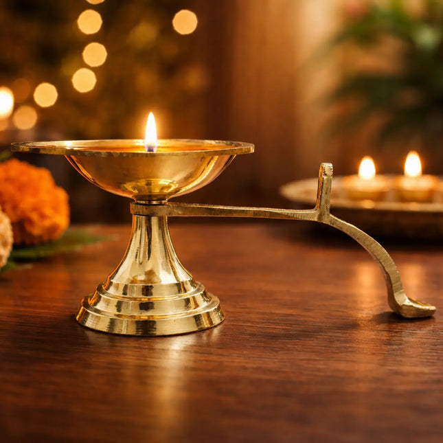 Brass Paan Aarti Diya With Handle (2 Inch)