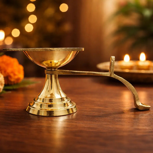 Brass Paan Aarti Diya With Handle (2 Inch)