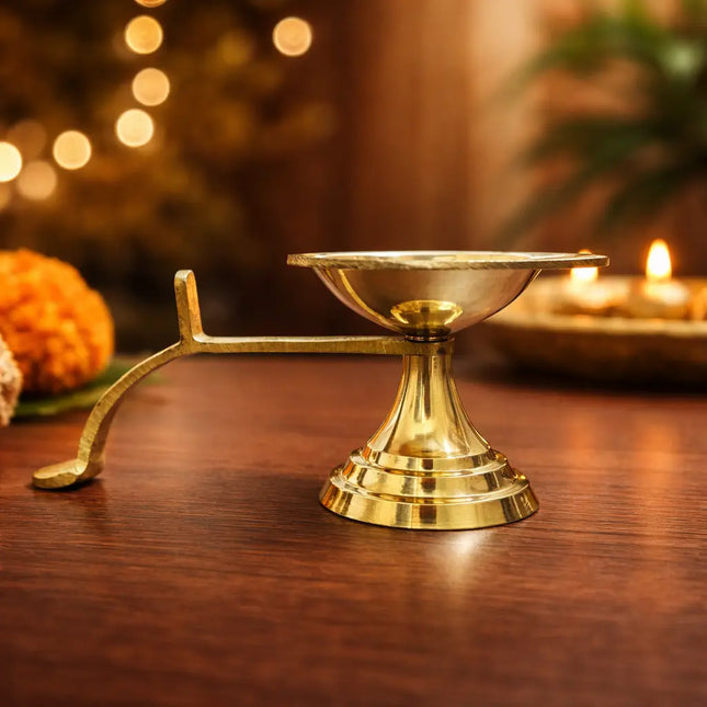 Brass Paan Aarti Diya With Handle (2 Inch)