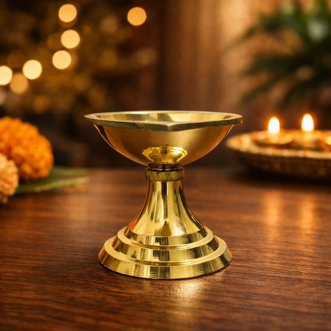 Brass Paan Aarti Diya With Handle (2 Inch)