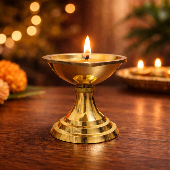 Brass Paan Aarti Diya With Handle (2 Inch)