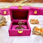 Pack of 1 piece with velvet box