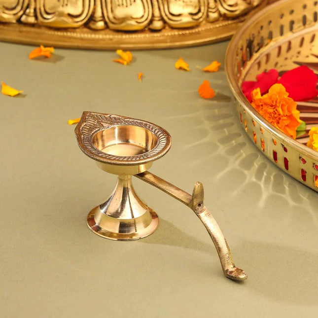 Brass Design Aarti Diya With Handle (2 Inch)