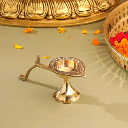 Brass Design Aarti Diya With Handle (2 Inch)