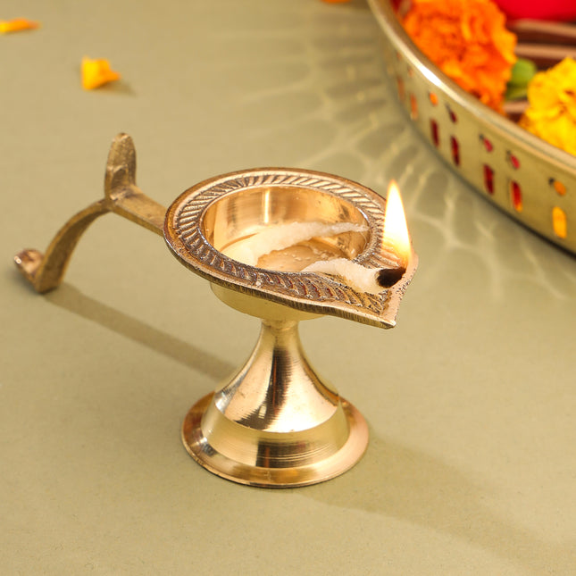Brass Design Aarti Diya With Handle (2 Inch)