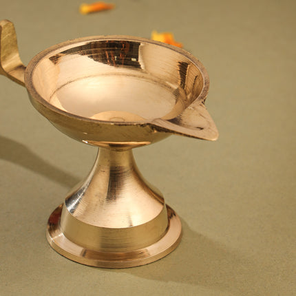 Brass Plain Aarti Diya With Handle (2.5 Inch)