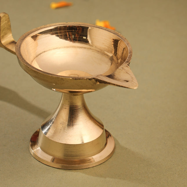 Brass Plain Aarti Diya With Handle (2.5 Inch)